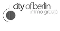 Logo der „City of Berlin Immo Group“ mit stilisiertem Text. Ein kreisförmiges Designelement links ergänzt die moderne Typografie. Die Farbgebung ist in Graustufen gehalten.
