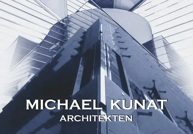 Abstraktes Architekturdesign mit scharfen Winkeln und futuristischen Elementen. Das Bild zeigt unten den fettgedruckten Text „MICHAEL KUNAT ARCHITEKTEN“. Die Komposition ist in Graustufen gehalten und bietet eine dramatische Perspektive.
